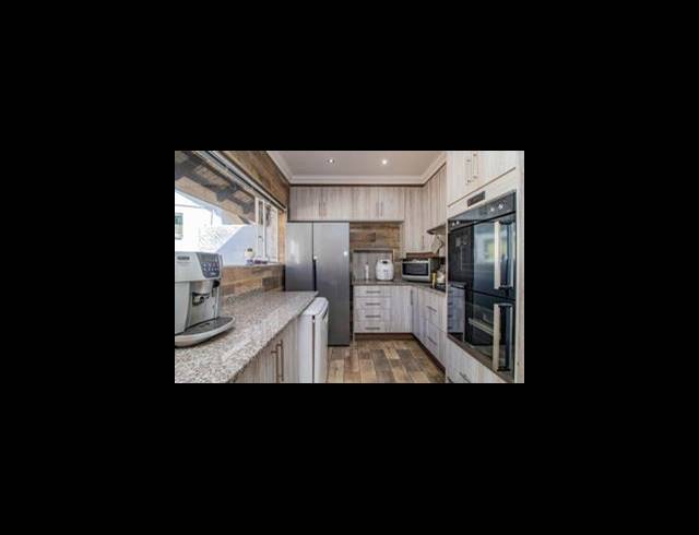5 BEDROOM FREESTANDING FOR SALE IN GLEN MARAIS